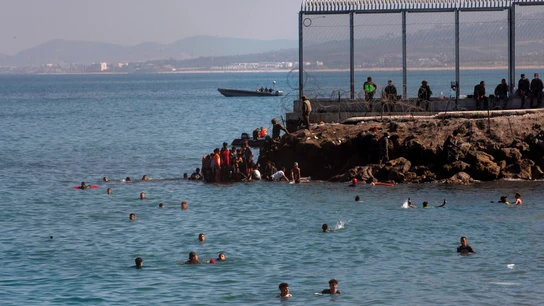 La Fiscalía abre una investigación sobre la devolución 'en caliente' de menores en Ceuta La Fiscalía abre una investigación sobre la devolución 'en caliente' de menores en Ceuta