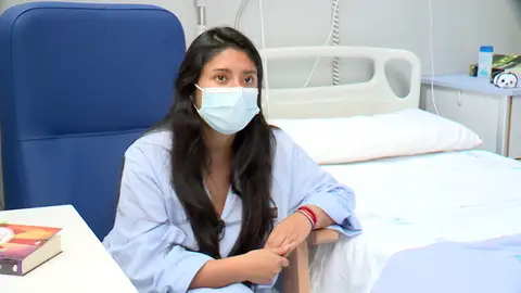 Carolina, una paciente grave de coronavirus que recibe el alta tras 3 semanas ingresada Carolina, una paciente grave de coronavirus que recibe el alta tras 3 semanas ingresada