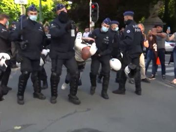 Tensión en Bruselas por 2 manifestaciones ilegales que han movilizado a 3.000 negacionistas del coronavirus