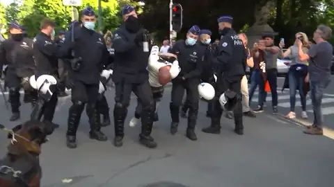 Tensión en Bruselas por 2 manifestaciones ilegales que han movilizado a 3.000 negacionistas del coronavirus Tensión en Bruselas por 2 manifestaciones ilegales que han movilizado a 3.000 negacionistas del coronavirus