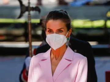 La Reina Letizia apuesta por el color rosa en el día de las Fuerzas Armadas La Reina Letizia apuesta por el color rosa en el día de las Fuerzas Armadas