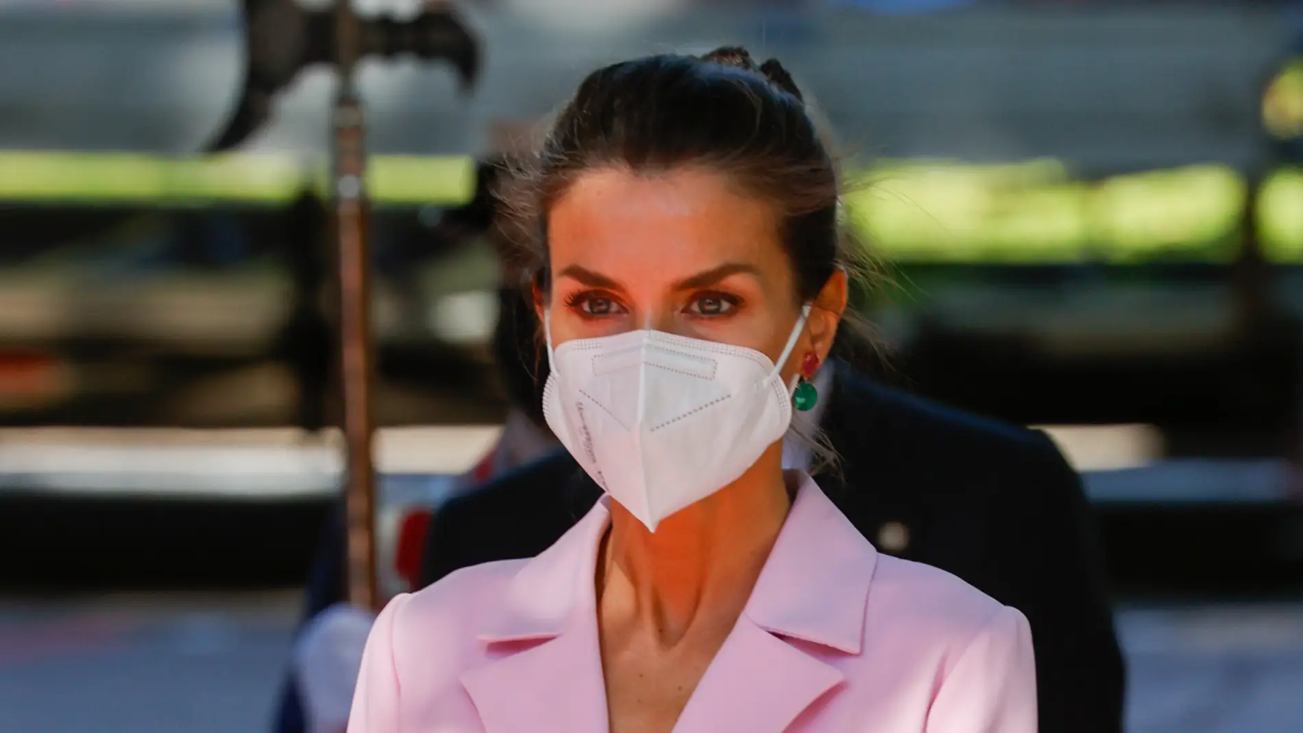 La Reina Letizia apuesta por el color rosa en el día de las Fuerzas Armadas