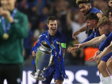 Azpilicueta levanta al cielo de Oporto la segunda Champions League del Chelsea: "Es increíble"