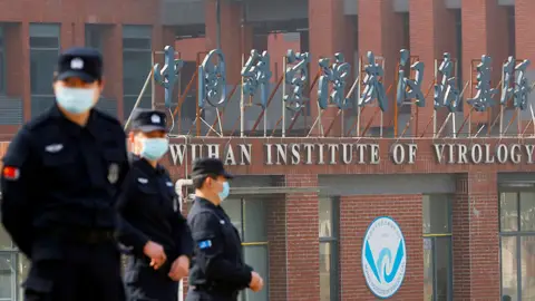 Un equipo de la OMS visita el Instituto de Virología de Wuhan Un equipo de la OMS visita el Instituto de Virología de Wuhan