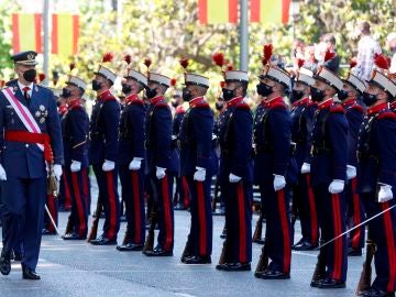 El rey Felipe VI (i) pasa revista a las tropas durante la celebración del Día de las Fuerzas Armadas en la Plaza de la Lealtad de Madrid este sábado.