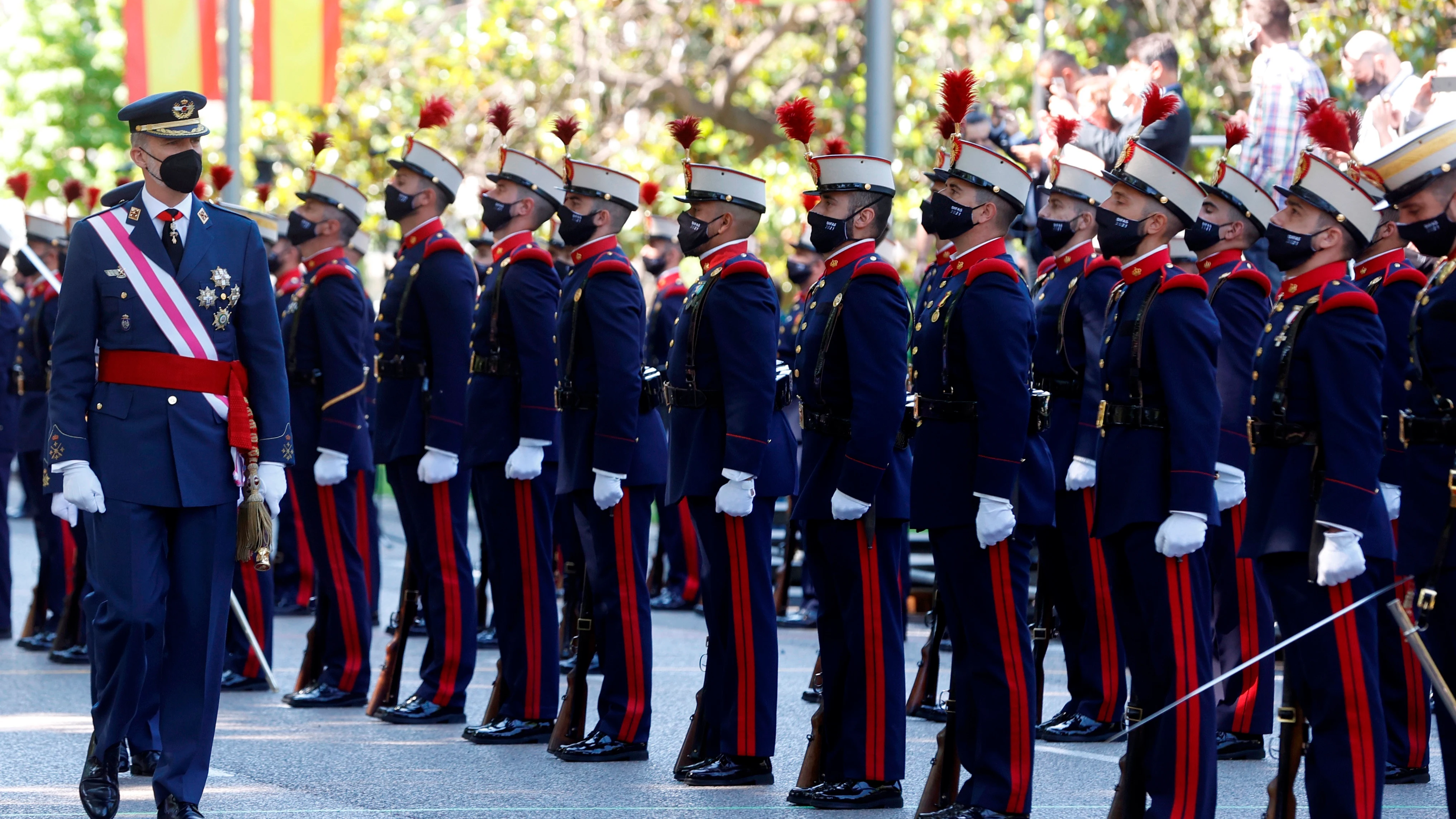 El rey Felipe VI (i) pasa revista a las tropas durante la celebraci&oacute;n del D&iacute;a de las Fuerzas Armadas en la Plaza de la Lealtad de Madrid este s&aacute;bado.