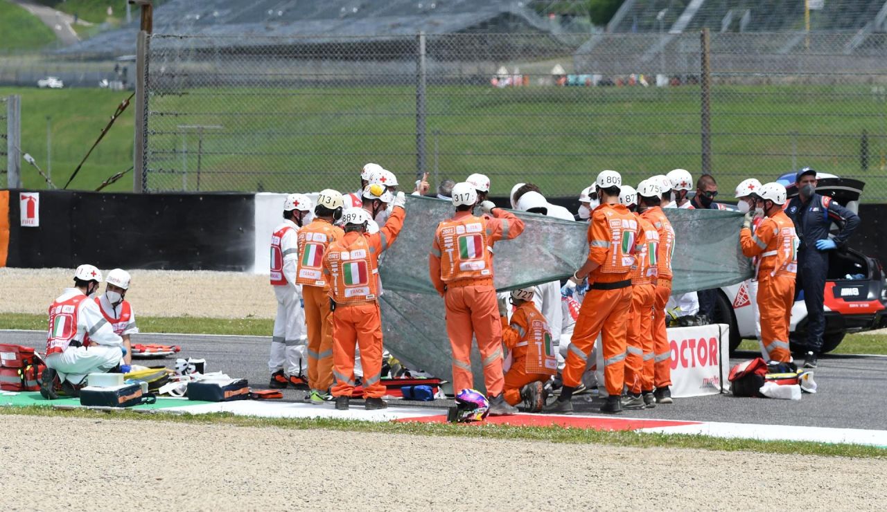 El piloto Jason Dupasquier, de 19 años, en estado "muy grave" tras un brutal accidente en Moto 3 El piloto Jason Dupasquier, de 19 años, en estado "muy grave" tras un brutal accidente en Moto 3
