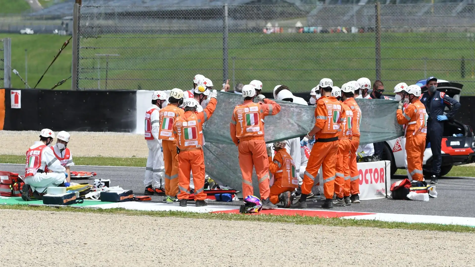 El piloto Jason Dupasquier, de 19 años, en estado "muy grave" tras un brutal accidente en Moto 3 El piloto Jason Dupasquier, de 19 años, en estado "muy grave" tras un brutal accidente en Moto 3