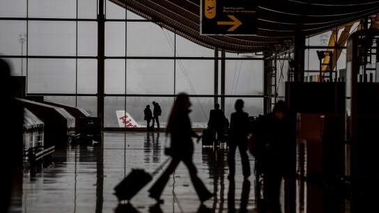Vista del transito de viajeros por la T4 del Aeropuerto Adolfo Suarez Barajas en Madrid
