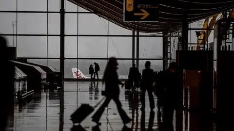 Vista del transito de viajeros por la T4 del Aeropuerto Adolfo Suarez Barajas en Madrid Vista del transito de viajeros por la T4 del Aeropuerto Adolfo Suarez Barajas en Madrid