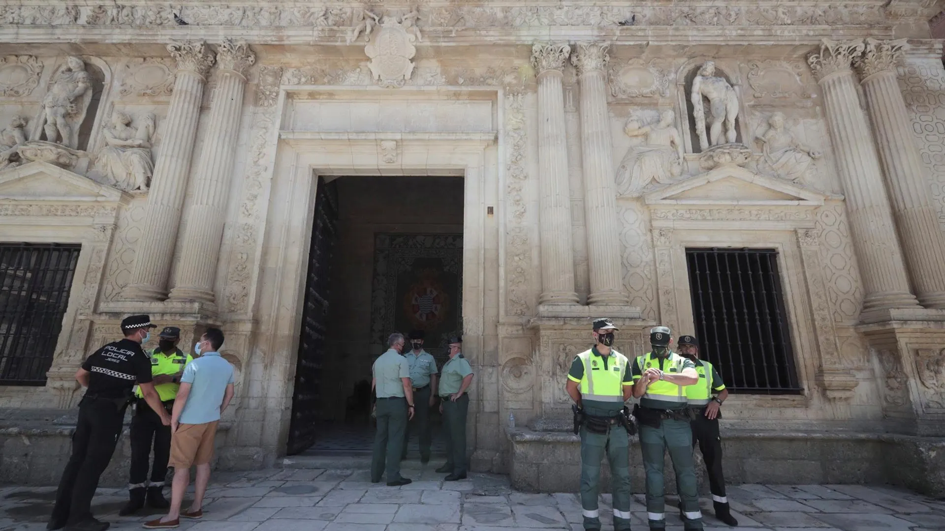 Muere un guardia civil atropellado por dos jóvenes que huían de los agentes Muere un guardia civil atropellado por dos jóvenes que huían de los agentes