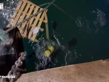 Encuentran el cuerpo de uno de los dos desaparecidos en el puerto de Castellón al volcar un barco Encuentran el cuerpo de uno de los dos desaparecidos en el puerto de Castellón al volcar un barco