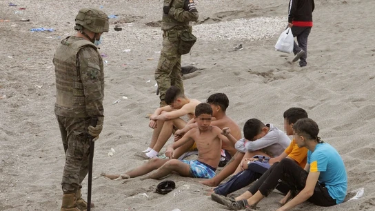 Miembros del Ejército de Tierra vigilan a un grupo de inmigrantes menores tras su entrada en Ceuta Miembros del Ejército de Tierra vigilan a un grupo de inmigrantes menores tras su entrada en Ceuta