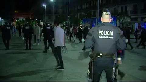 Desalojadas más de 5.500 personas por botellones y fiestas ilegales en Barcelona Desalojadas más de 5.500 personas por botellones y fiestas ilegales en Barcelona
