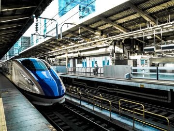 Un tren en una estación de tren