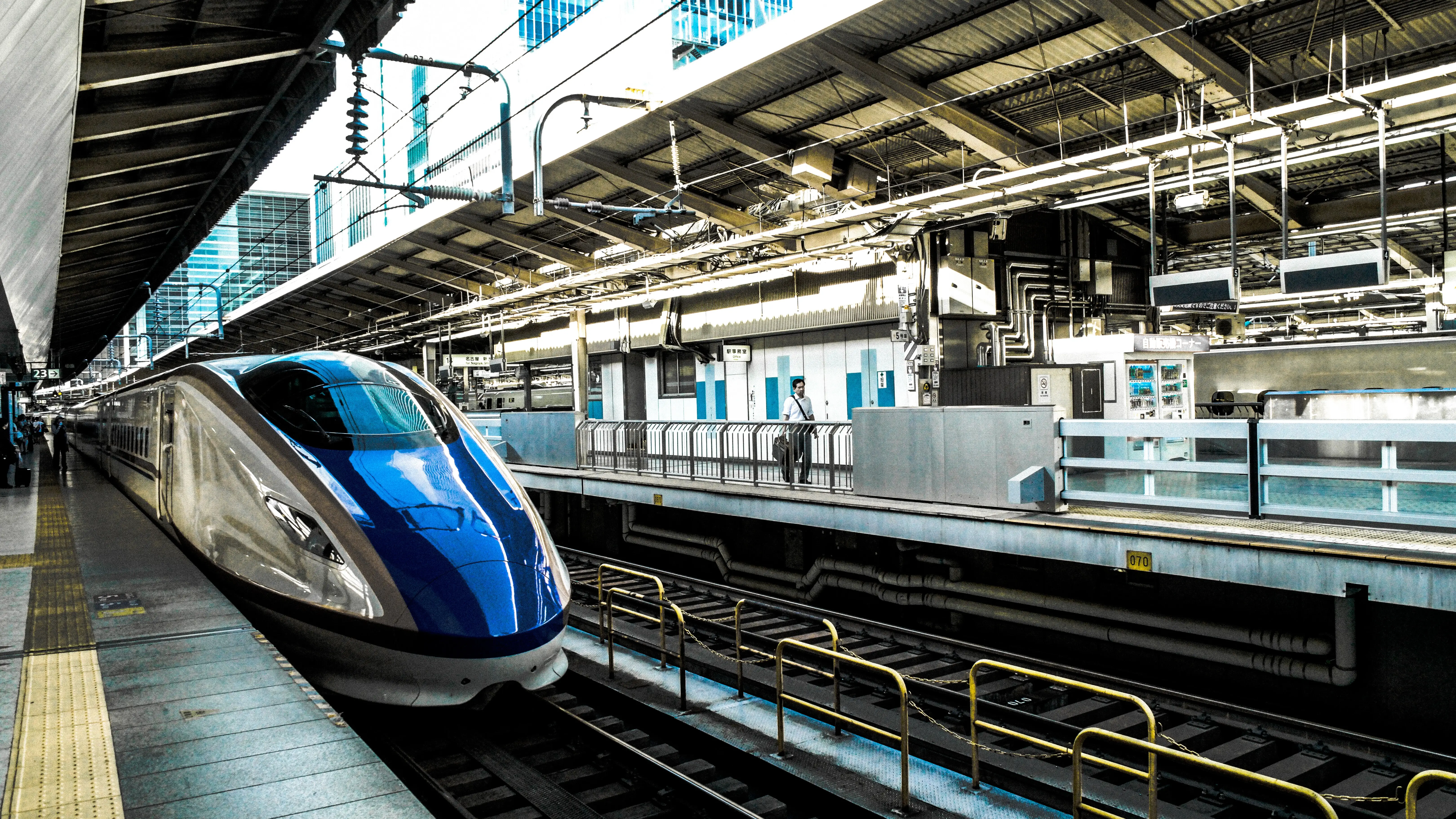 Un tren en una estación de tren Un tren en una estación de tren