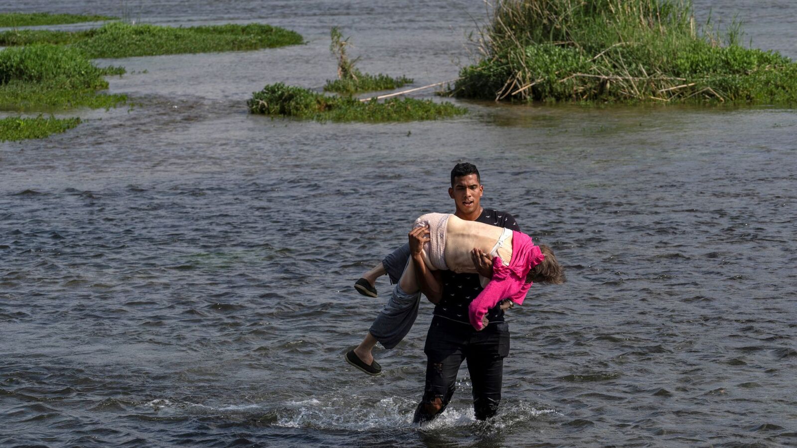 La impactante imagen de una anciana venezolana cruzando el Río Bravo hacia EE.UU. en brazos de otro migrante