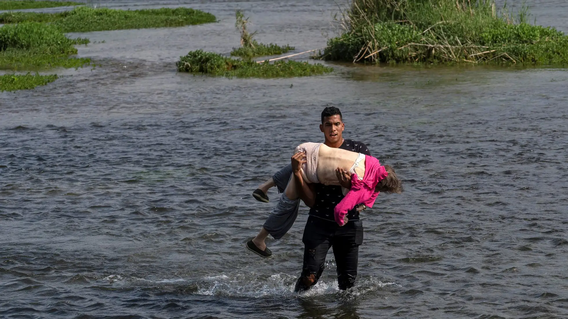 La impactante imagen de una anciana venezolana cruzando el Río Bravo hacia EE.UU. en brazos de otro migrante La impactante imagen de una anciana venezolana cruzando el Río Bravo hacia EE.UU. en brazos de otro migrante