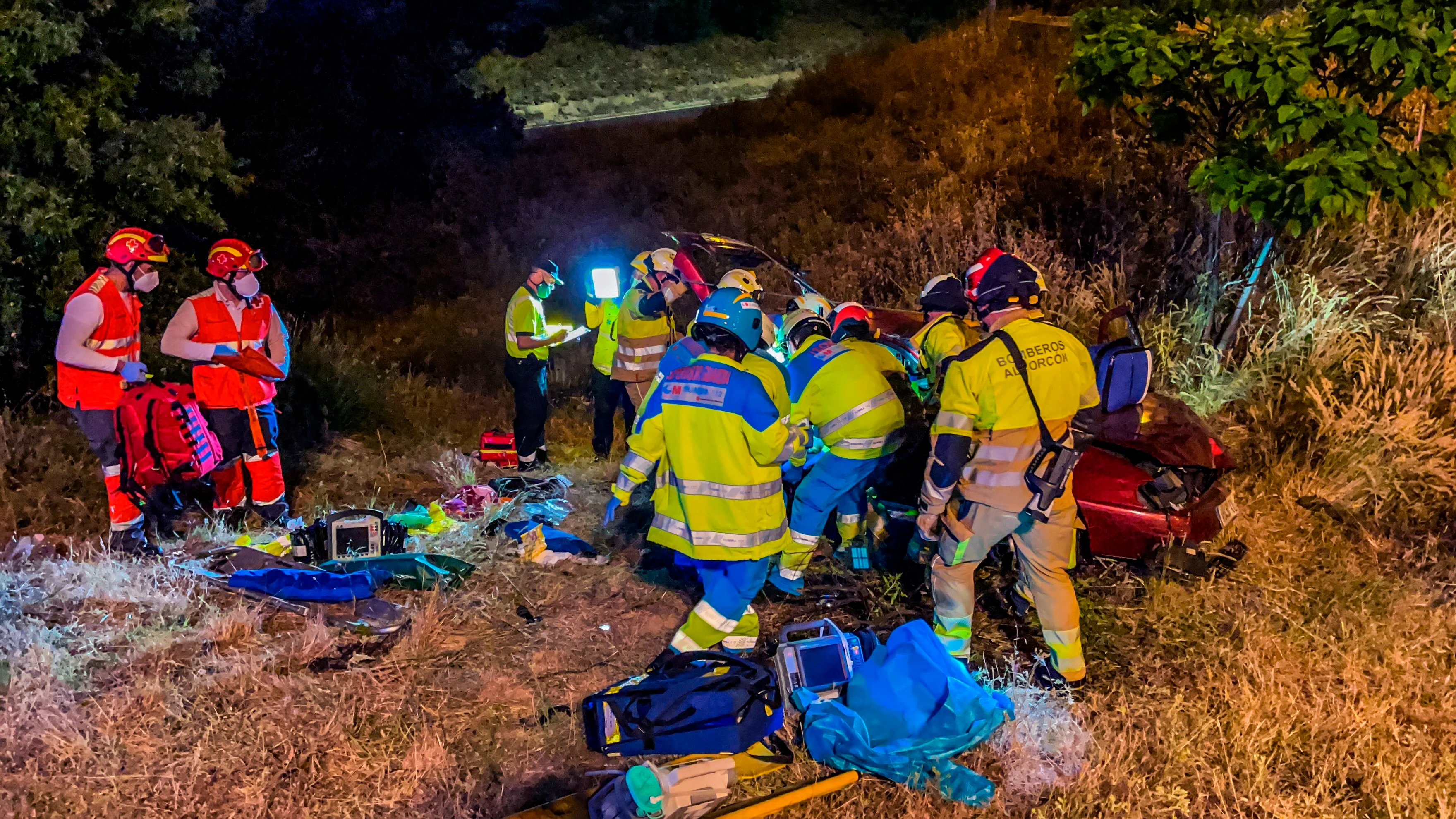 Dos personas garves y tres con pron&oacute;stico reservado al salirse un veh&iacute;culo de la M-40 y caer por un terrapl&eacute;n