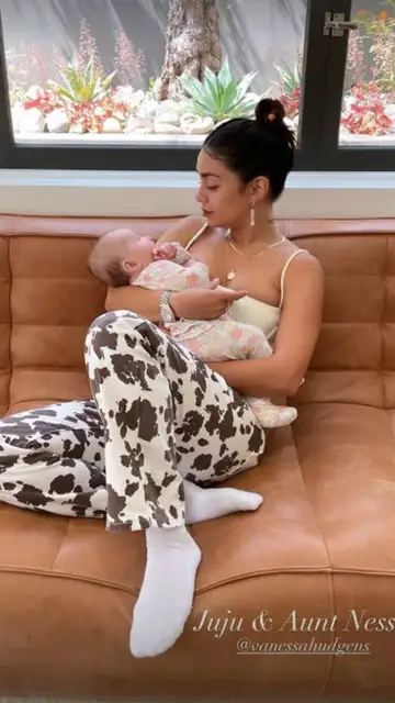 Vanessa Hudgens con la hija de Ashley Tisdale Vanessa Hudgens con la hija de Ashley Tisdale