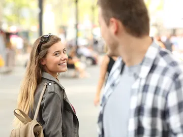 Una pareja mirándose al cruzarse Una pareja mirándose al cruzarse