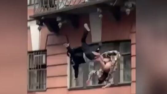 Una pareja que cae al vac&iacute;o cuando estaban peleando en un balc&oacute;n en Mosc&uacute; 