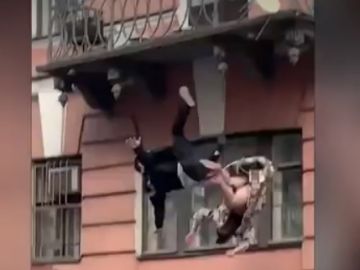 Una pareja que cae al vacío cuando estaban peleando en un balcón en Moscú 