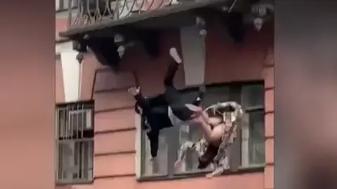 Una pareja que cae al vacío cuando estaban peleando en un balcón en Moscú Una pareja que cae al vacío cuando estaban peleando en un balcón en Moscú
