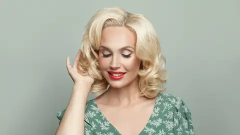 Mujer con melena rubia Mujer con melena rubia