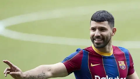 Kun Agüero, en su presentación con el Barcelona: "Hablo todos los días con Messi y creo que se va a quedar" Kun Agüero, en su presentación con el Barcelona: "Hablo todos los días con Messi y creo que se va a quedar"