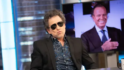 Andrés Calamaro, sobre Julio Iglesias: "Me vibra el culo porque es un mano a mano muy comprometido" Andrés Calamaro, sobre Julio Iglesias: "Me vibra el culo porque es un mano a mano muy comprometido"