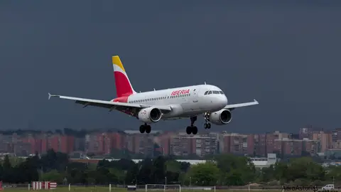 Avión. Aterrizaje de un avión en el aeropuerto de Barajas con tormenta
