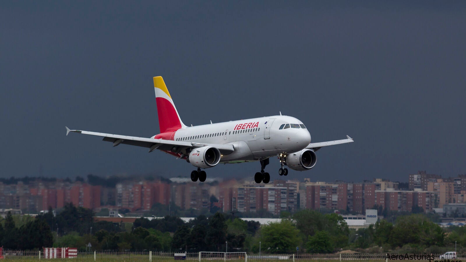 Vuelos desviados por seguridad en el aeropuerto Adolfo Suárez de Madrid ante la presencia de varios drones