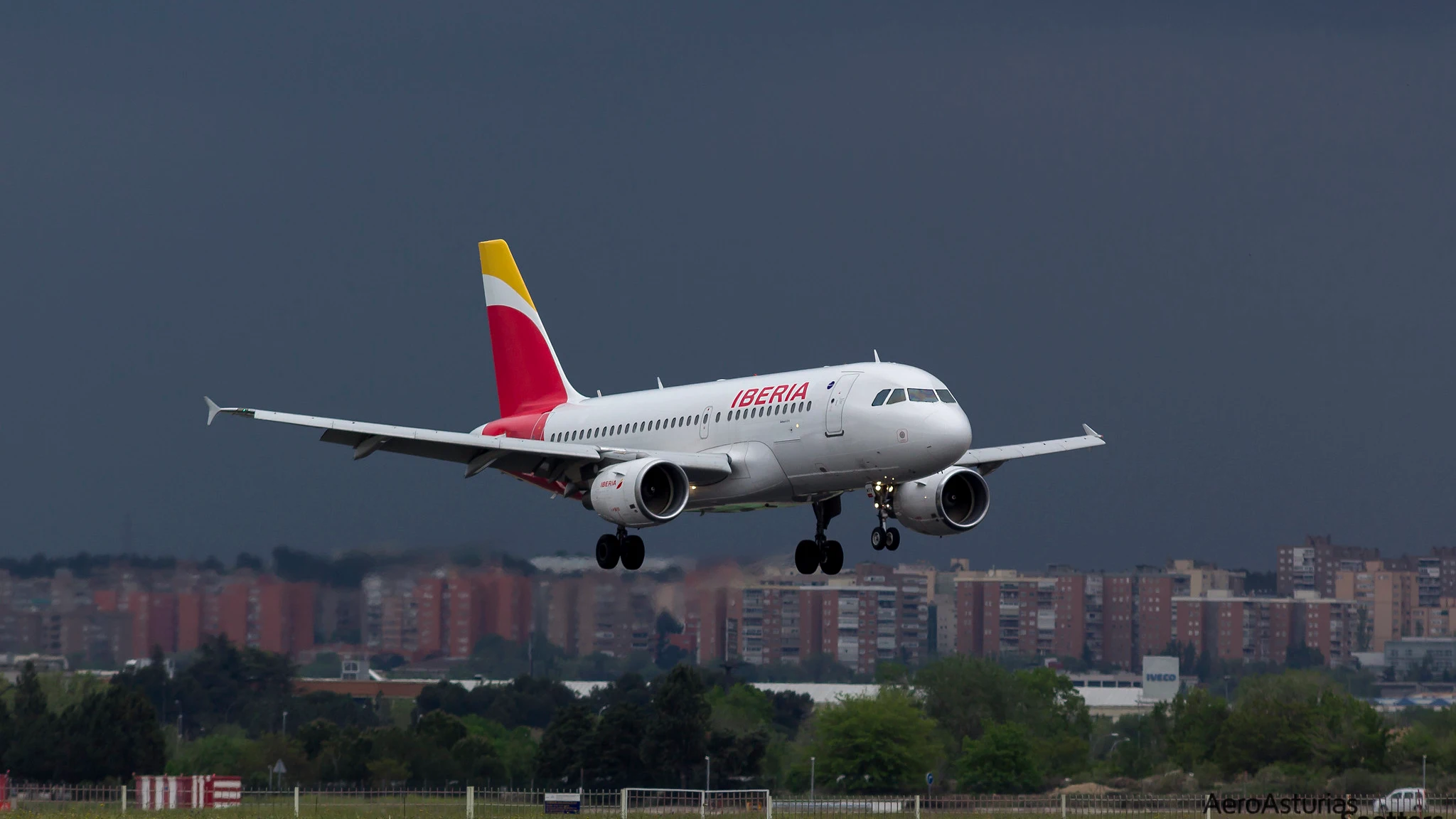 Aterrizaje de un avi&oacute;n en el aeropuerto de Barajas con tormenta 
