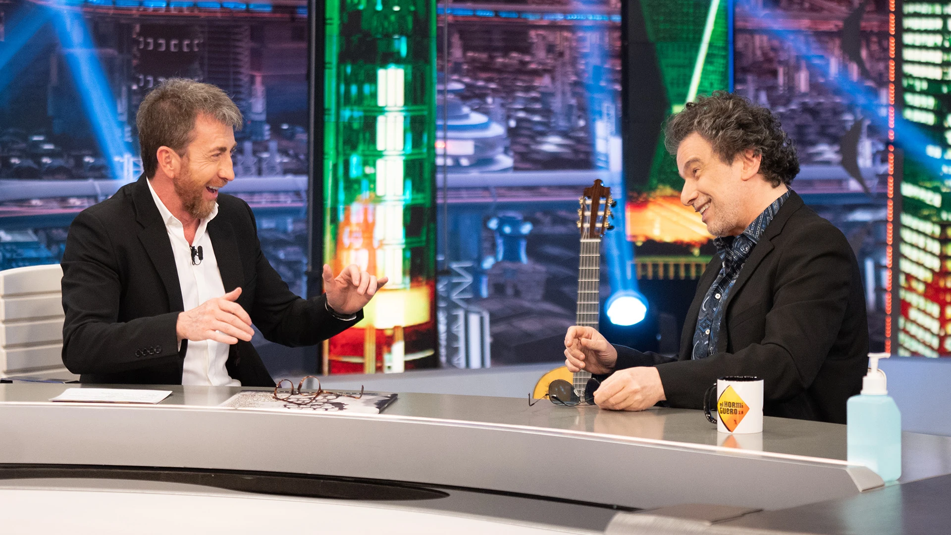 Andrés Calamaro, sobre las nuevas tecnologías: "La versión digital de la vida de las personas no es la mejor" Andrés Calamaro, sobre las nuevas tecnologías: "La versión digital de la vida de las personas no es la mejor"