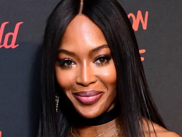 Naomi Campbell posando ante los medios Naomi Campbell posando ante los medios