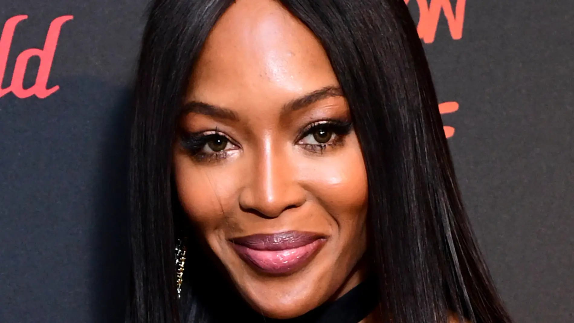Naomi Campbell posando ante los medios