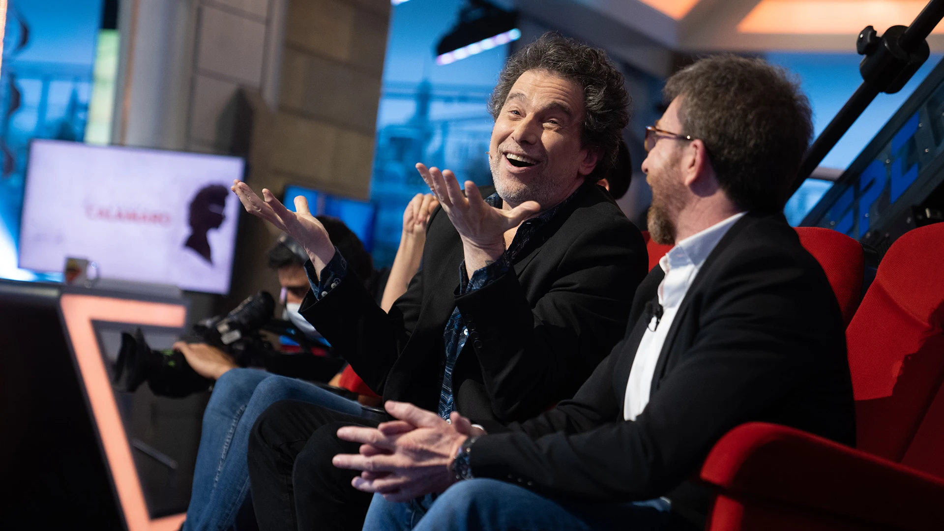 El homenaje de 'El Hormiguero 3.0' a Andr&eacute;s Calamaro: Ni&ntilde;a Pastori, C. Tangana, Pablo L&oacute;pez y una decena de famosos interpretan 'Sin documentos'