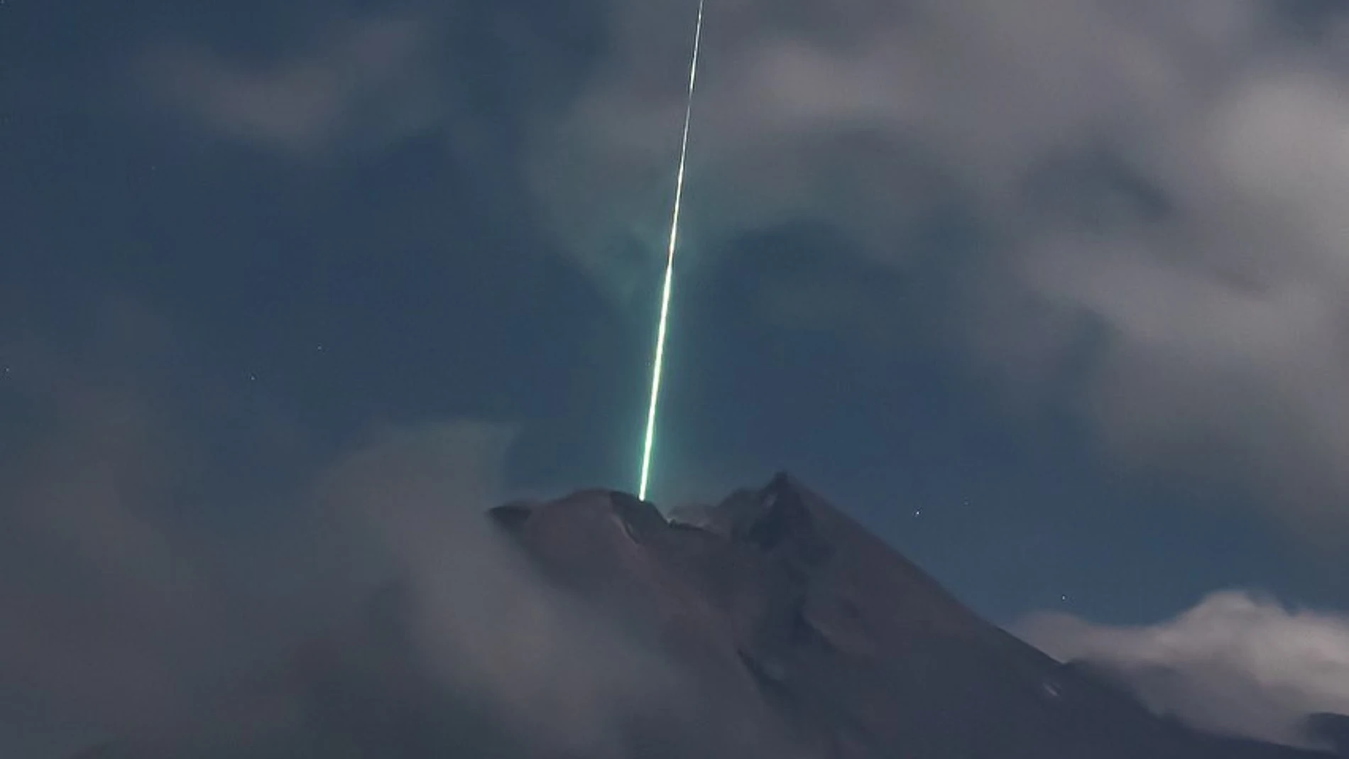 Las increíbles imágenes de un meteorito al caer sobre el volcán Merapi en Indonesia