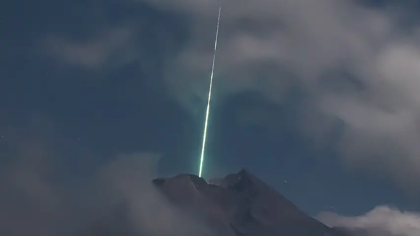 Las incre&iacute;bles im&aacute;genes de un meteorito al caer sobre el volc&aacute;n Merapi en Indonesia