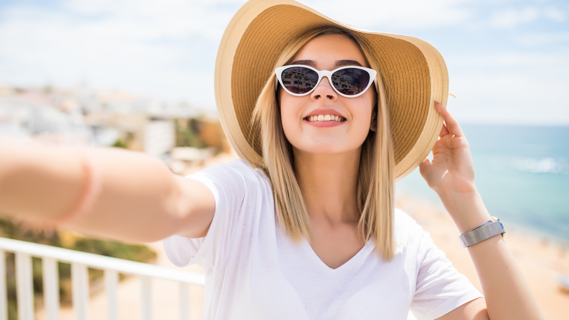 Consejos para que tu pelo rubio no acabe verde con el sol