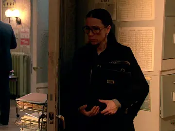 Manolita, escondida, presencia una importante conversación Manolita, escondida, presencia una importante conversación