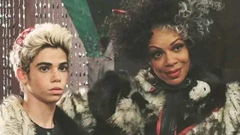 Cameron Boyce como el hijo de Cruella de Vil Cameron Boyce como el hijo de Cruella de Vil