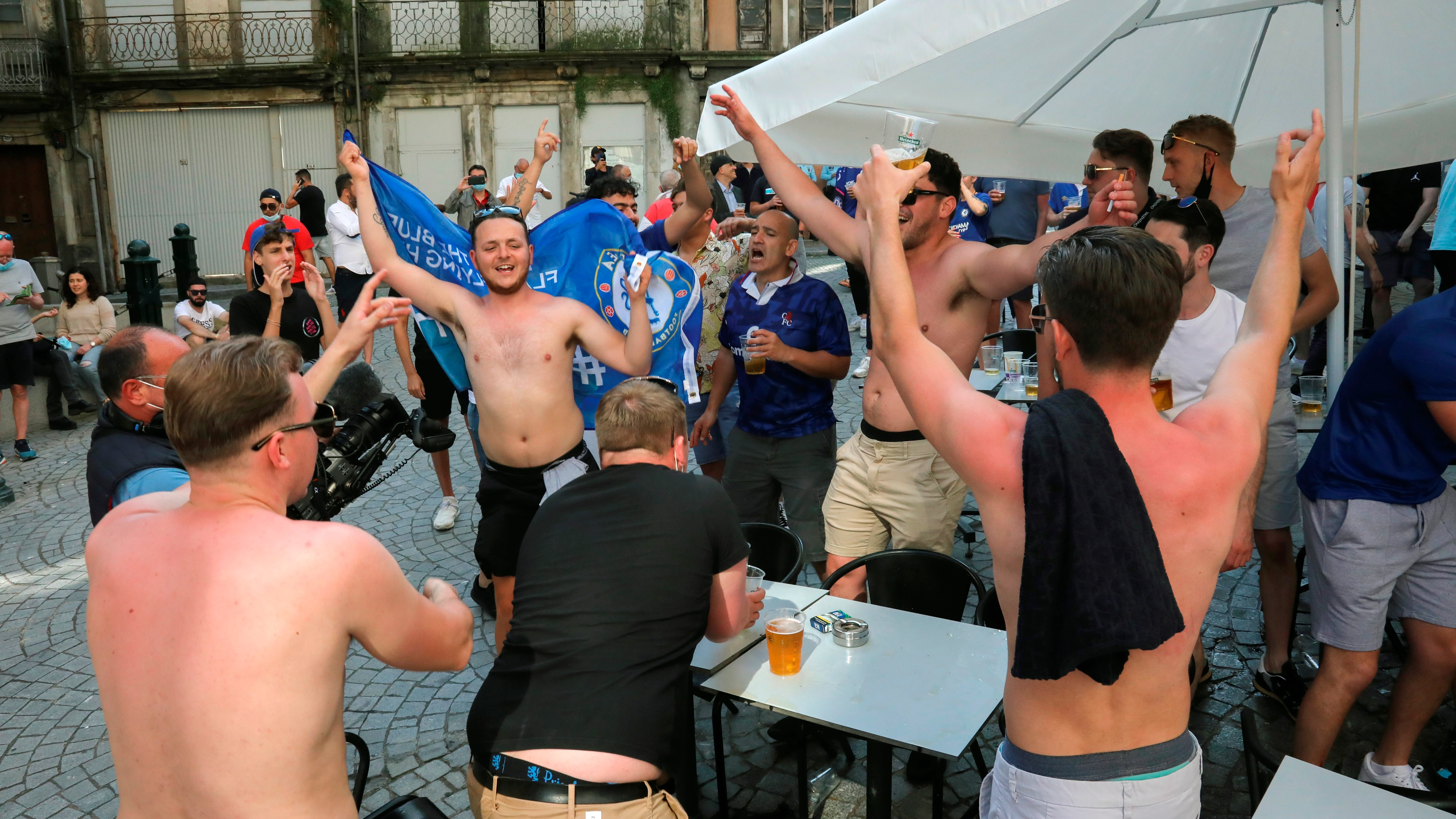 En Portugal califican de "verg&uuml;enza" lo ocurrido con los hinchas ingleses durante la final de Champions League