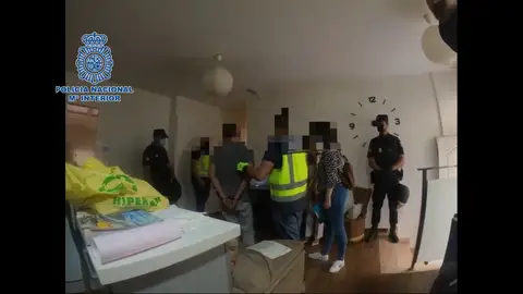 Momento de la detención de los sospechosos Detenidas 3 personas en Elche por obligar a una menor de 16 años a prostituirse