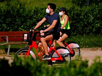 Ciclistas con mascarilla