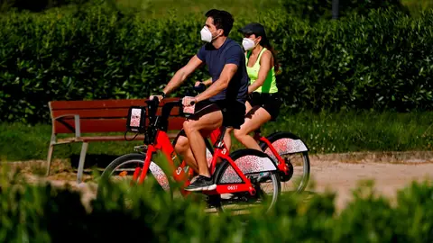 Ciclistas con mascarilla Coronavirus