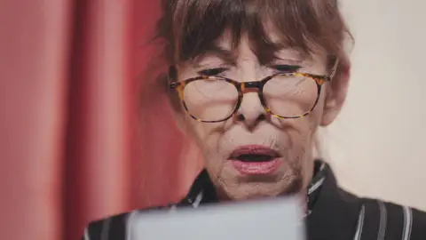 Fazilet abre el sobre de Sirin: “Tenga cuidado con la gente a la que mete en su casa” Fazilet abre el sobre de Sirin: “Tenga cuidado con la gente a la que mete en su casa”