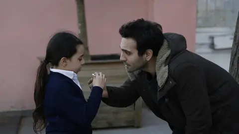 Öykü reconoce a su padre y Sevgi Öykü reconoce a su padre y Sevgi