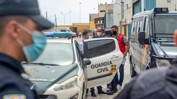 Efectivos de la Guardia Civil en la frontera de Ceuta con Marruecos